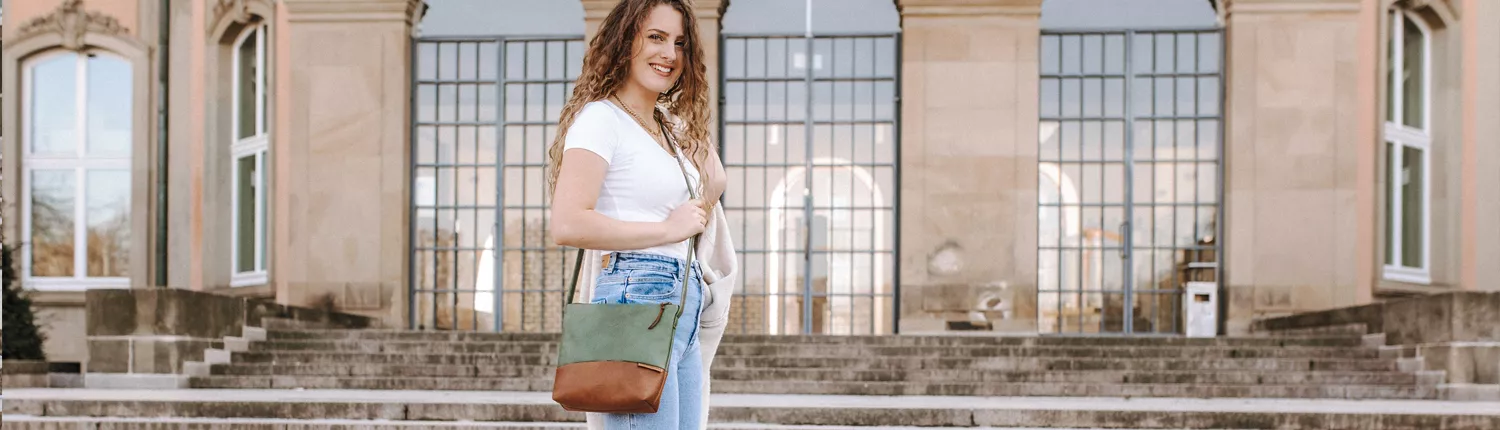 Guess Verkaufsgeschäft -Guess Verkaufsgeschäft Banner Umhaengetasche Khaki Braun Bowleanies Nachhaltige Taschen Stuttgart 1500x430 1 1500x430 1