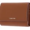 Calvin Klein CK Elevated Trifold PBL M Cognac 8 Calvin Klein CK Elevated Trifold PBL M Cognac -Guess Verkaufsgeschäft Calvin Klein Geldboerse CK Elevated Trifold PBL M Cognac 294239